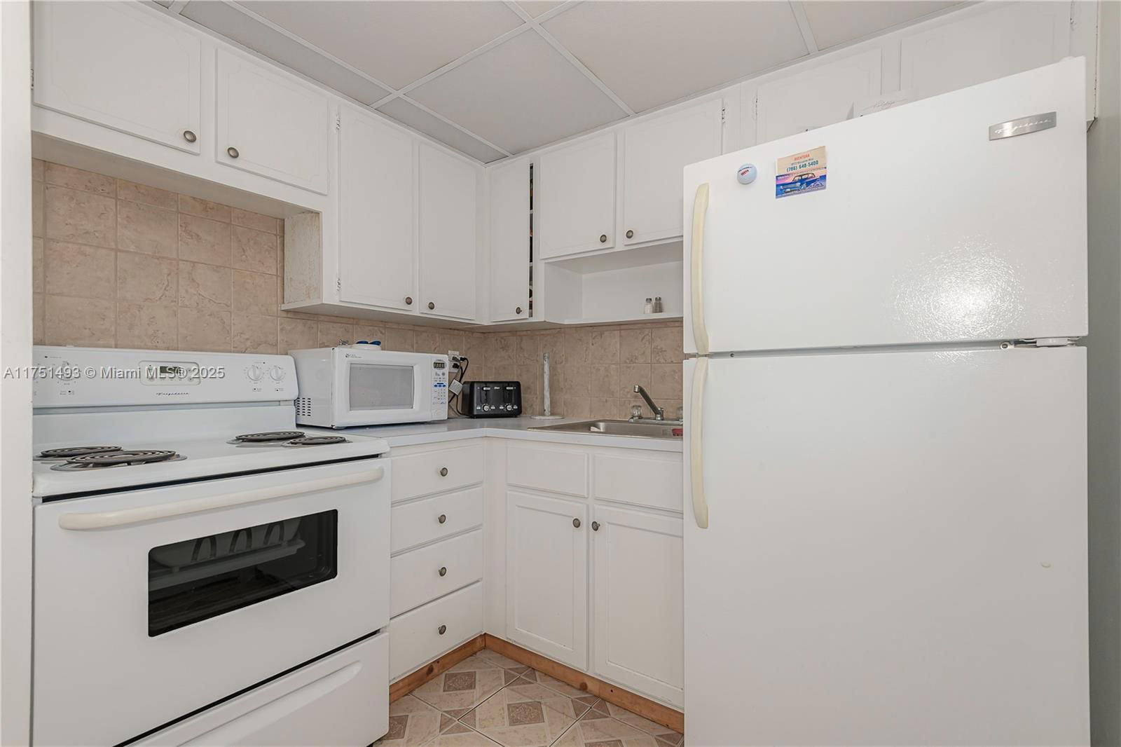 Real estate property located at 3010 Marcos Dr R211, Miami-dade, Point East Sec 4 Condo, Aventura, FL