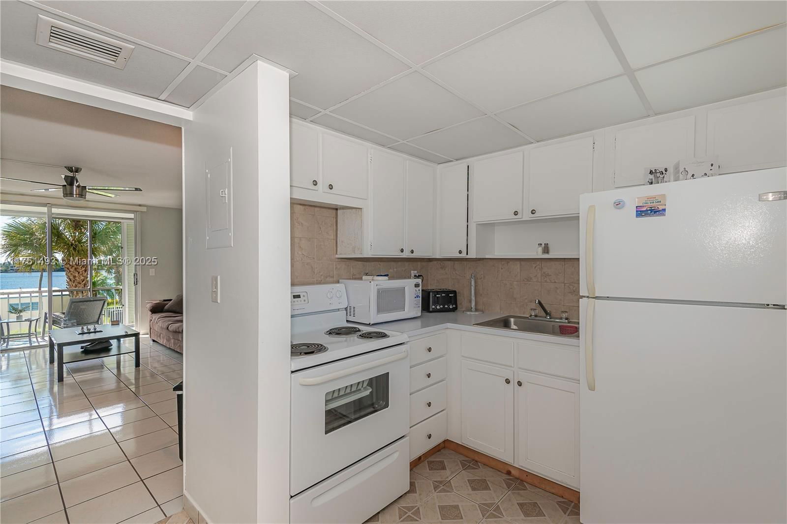 Real estate property located at 3010 Marcos Dr R211, Miami-dade, Point East Sec 4 Condo, Aventura, FL