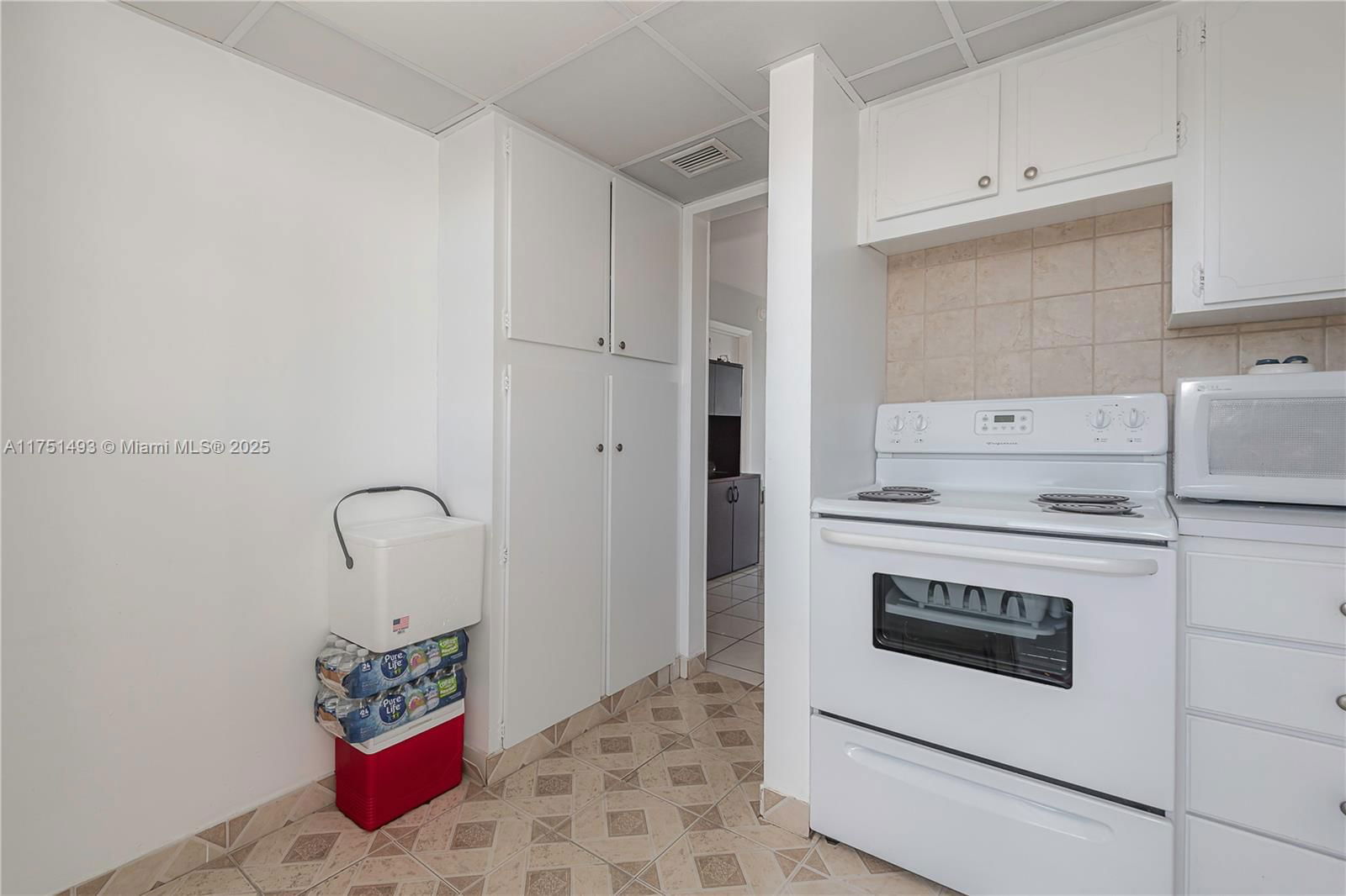 Real estate property located at 3010 Marcos Dr R211, Miami-dade, Point East Sec 4 Condo, Aventura, FL