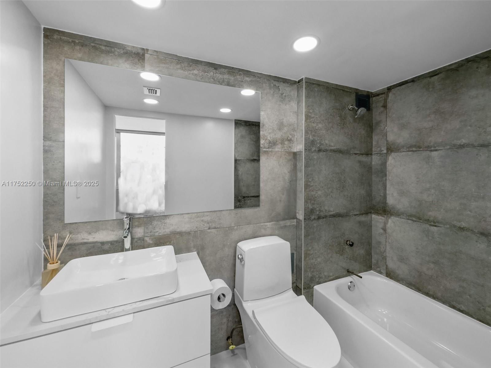 Real estate property located at 18011 Biscayne Blvd #1602, Miami-dade, Del Prado Marina, Aventura, FL