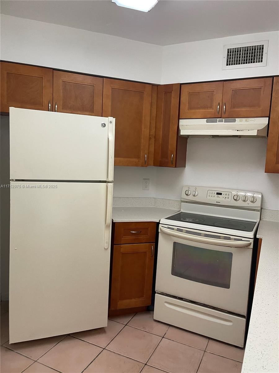 Real estate property located at 210 Lake Pointe Dr #203, Broward, Lake Pointe Condominium N, Oakland Park, FL