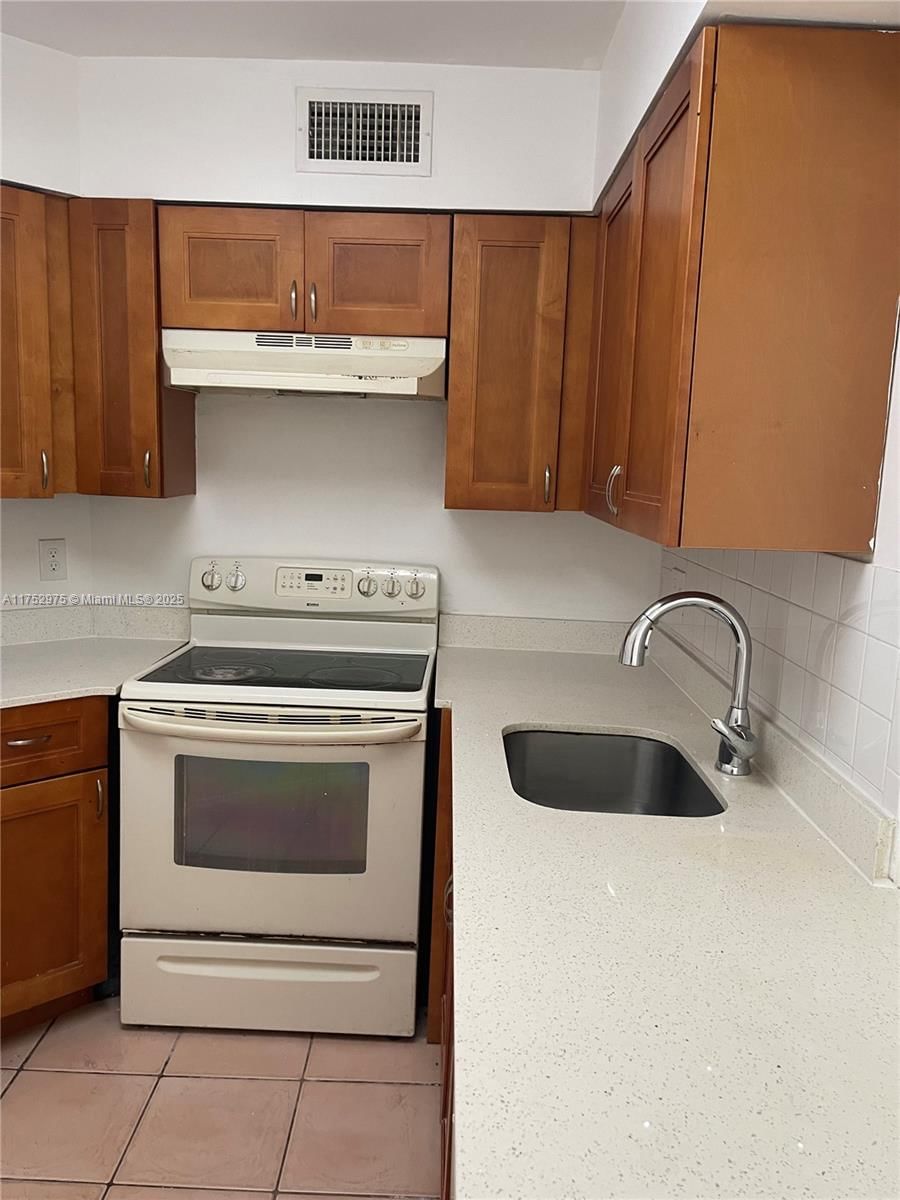 Real estate property located at 210 Lake Pointe Dr #203, Broward, Lake Pointe Condominium N, Oakland Park, FL