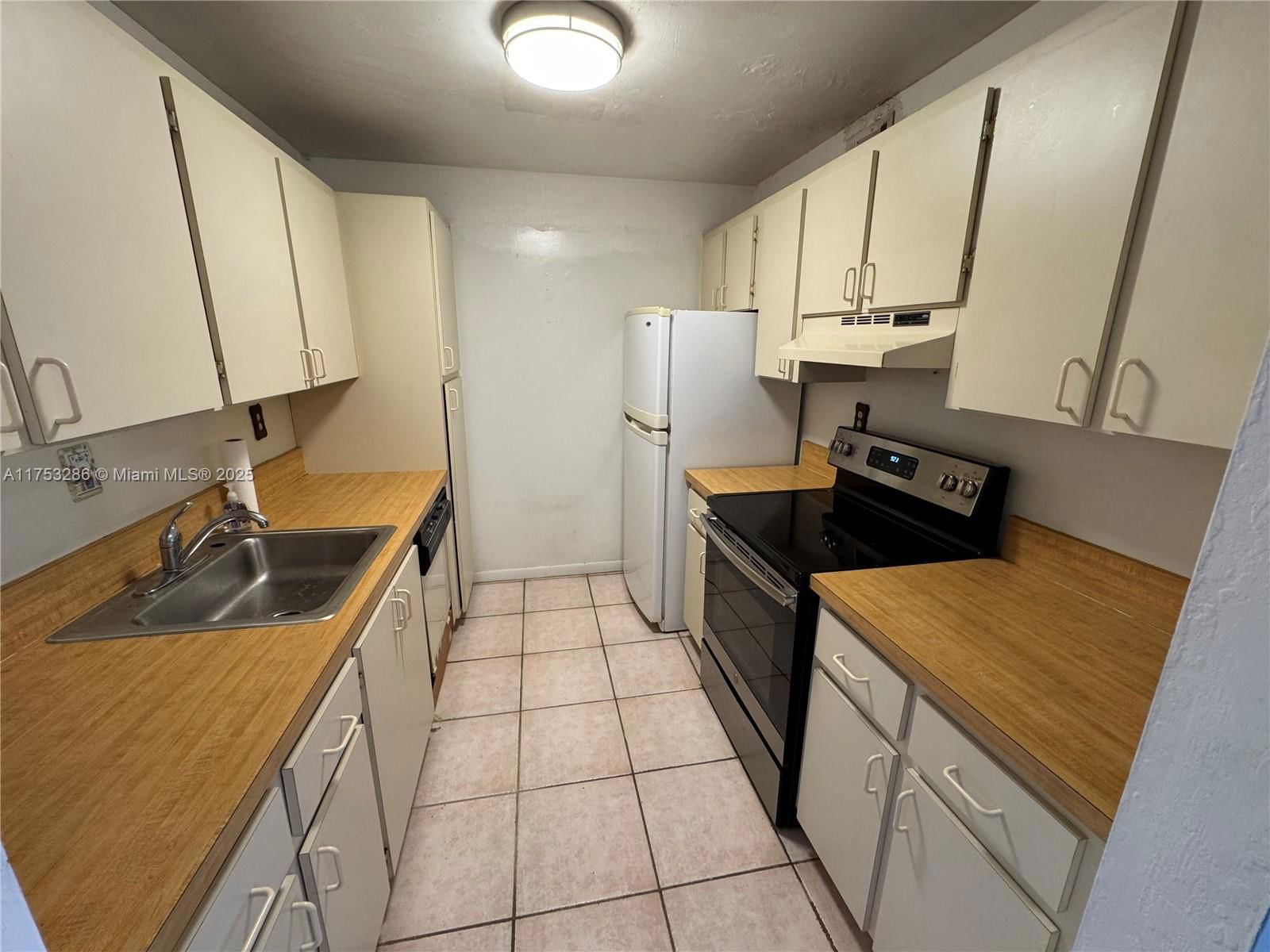 Real estate property located at 7120 Fairway Dr L4, Miami-dade, Cypress Village Condo, Miami Lakes, FL