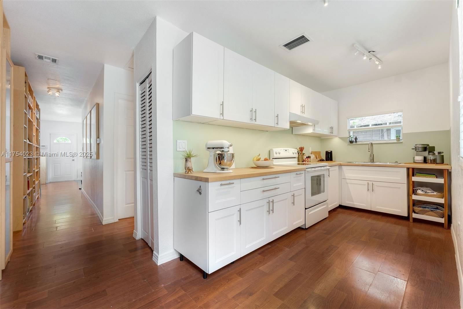 Real estate property located at 3180 Plaza St, Miami-dade, Carters Addn To Coconut G, Miami, FL