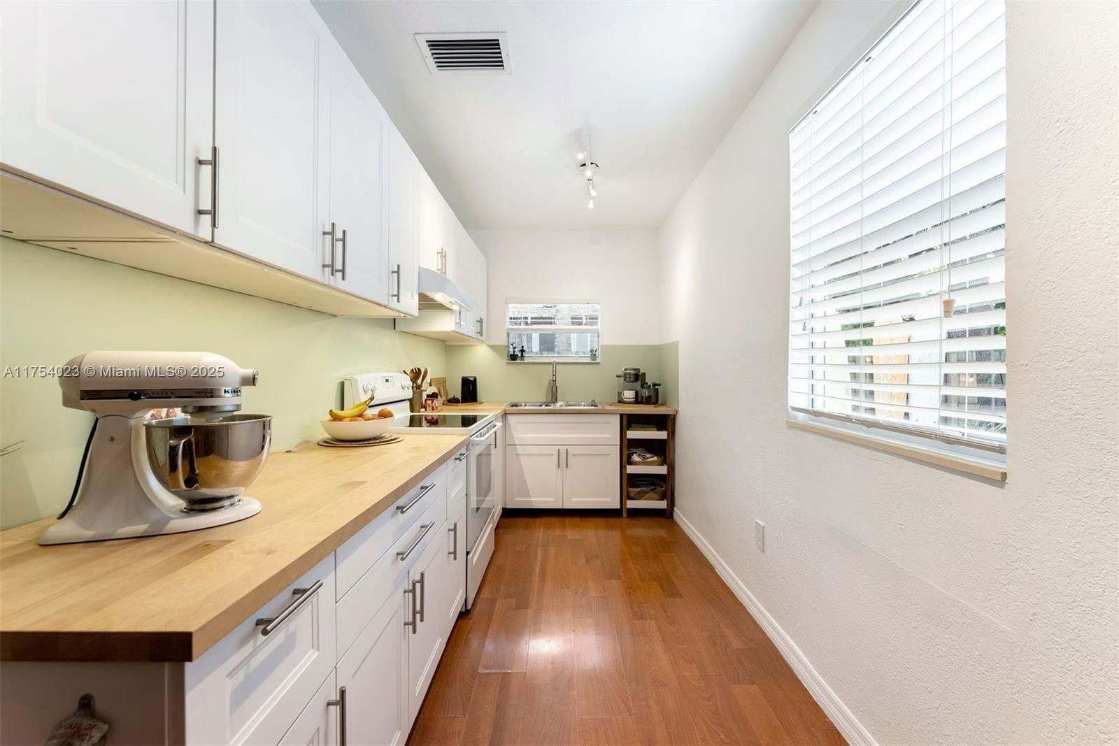Real estate property located at 3180 Plaza St, Miami-dade, Carters Addn To Coconut G, Miami, FL
