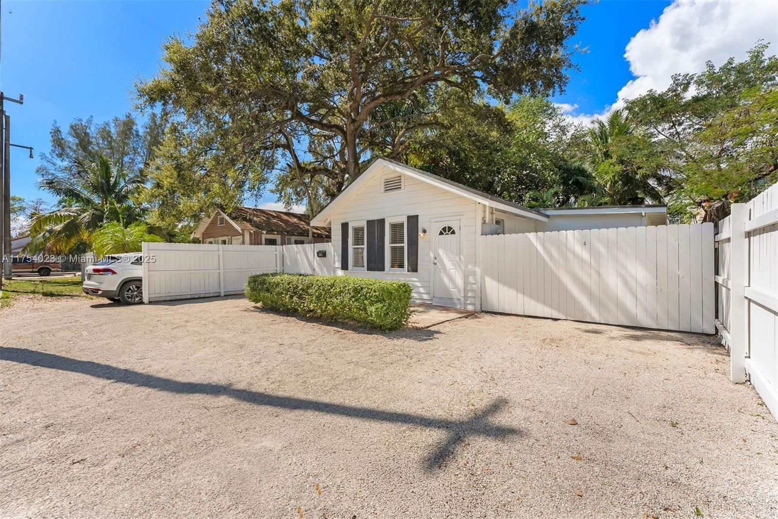 Real estate property located at 3180 Plaza St, Miami-dade, Carters Addn To Coconut G, Miami, FL