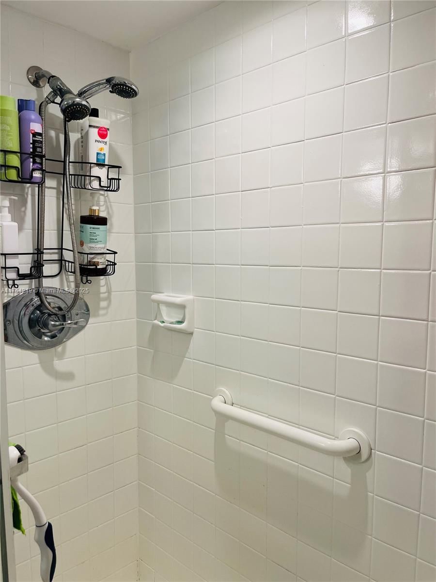 Real estate property located at 415 11th Ter #205, Broward, Meadowbrook Lakes Condo, Dania Beach, FL