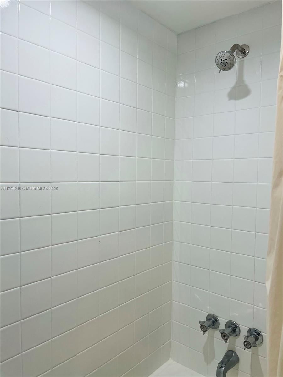 Real estate property located at 415 11th Ter #205, Broward, Meadowbrook Lakes Condo, Dania Beach, FL