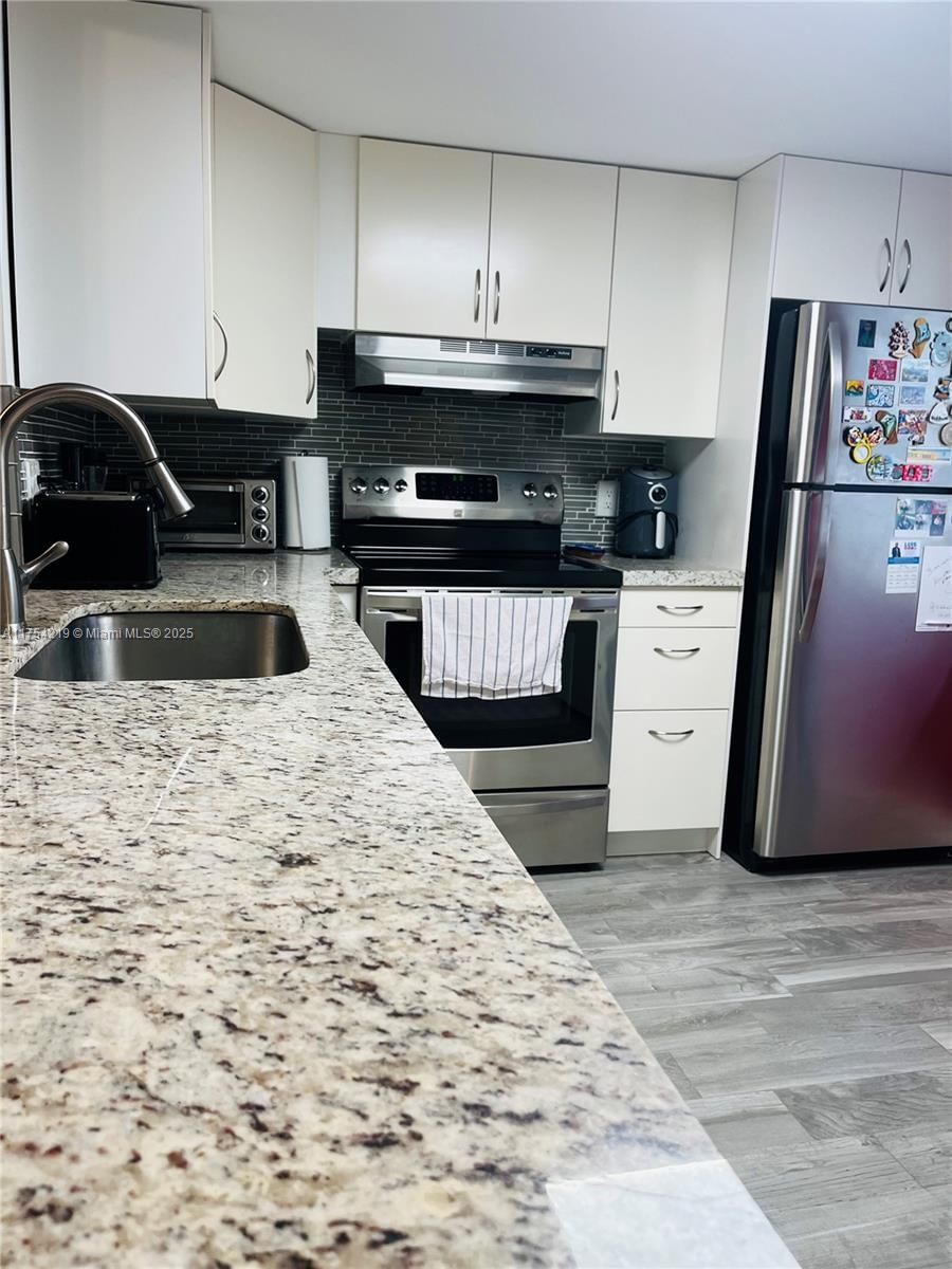 Real estate property located at 415 11th Ter #205, Broward, Meadowbrook Lakes Condo, Dania Beach, FL
