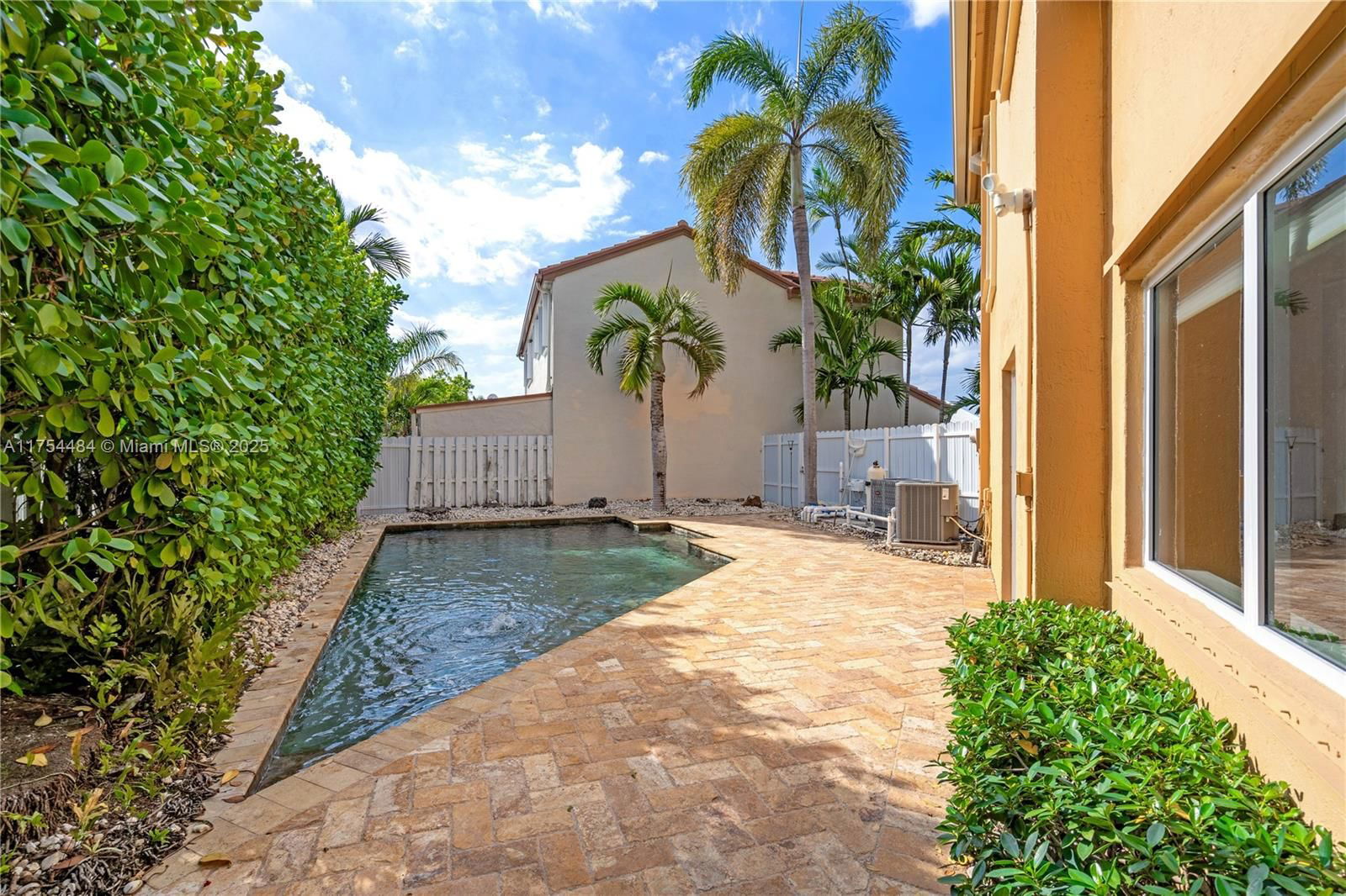 Real estate property located at 15430 98th St, Miami-dade, Weitzer Hammocks Homes Se, Miami, FL
