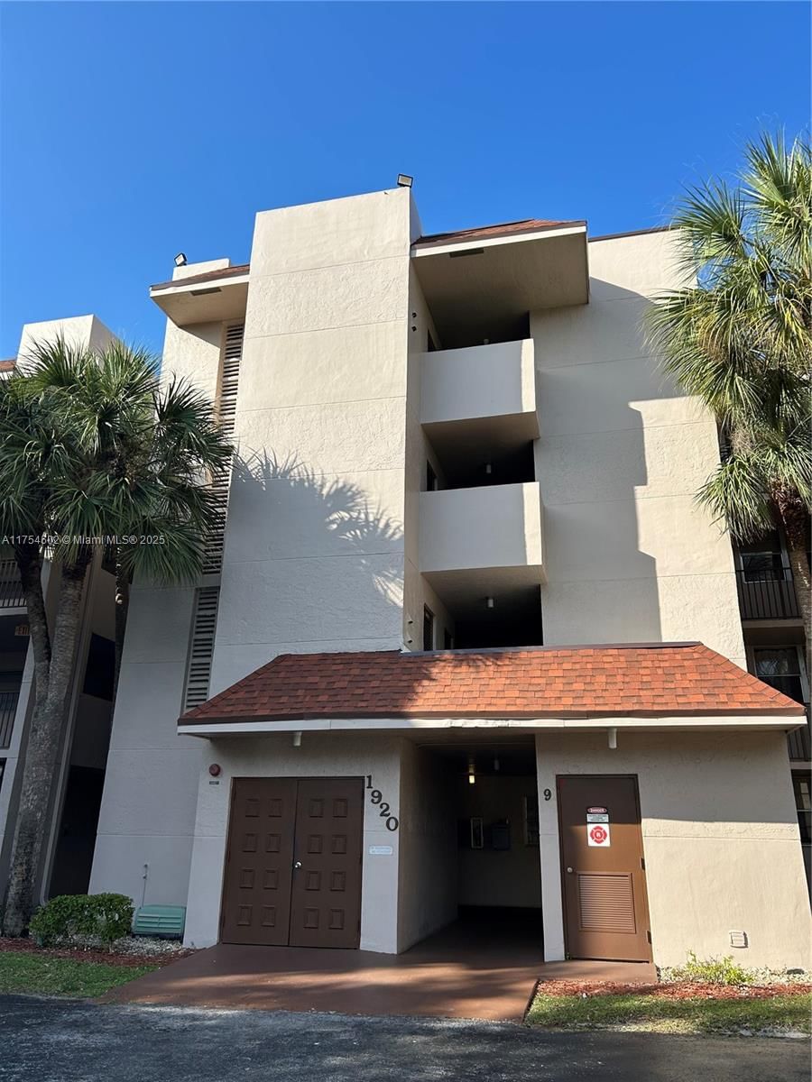 Real estate property located at 1920 Sabal Palm Dr #402, Broward, Condo 9 Of Sabal Palm Con, Davie, FL