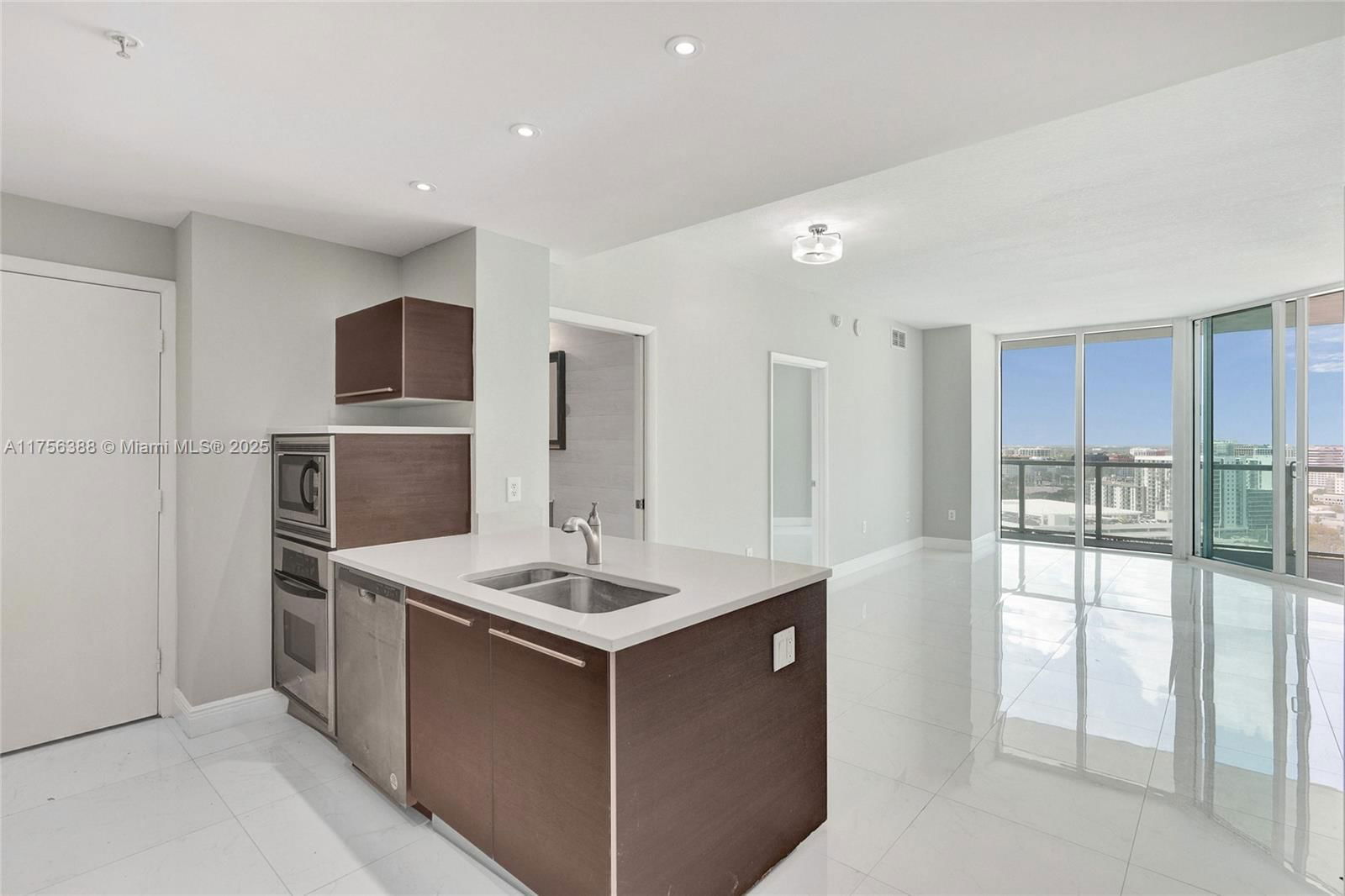 Real estate property located at 1900 Bayshore Dr #2016, Miami-dade, Quantum On The Bay Condo, Miami, FL