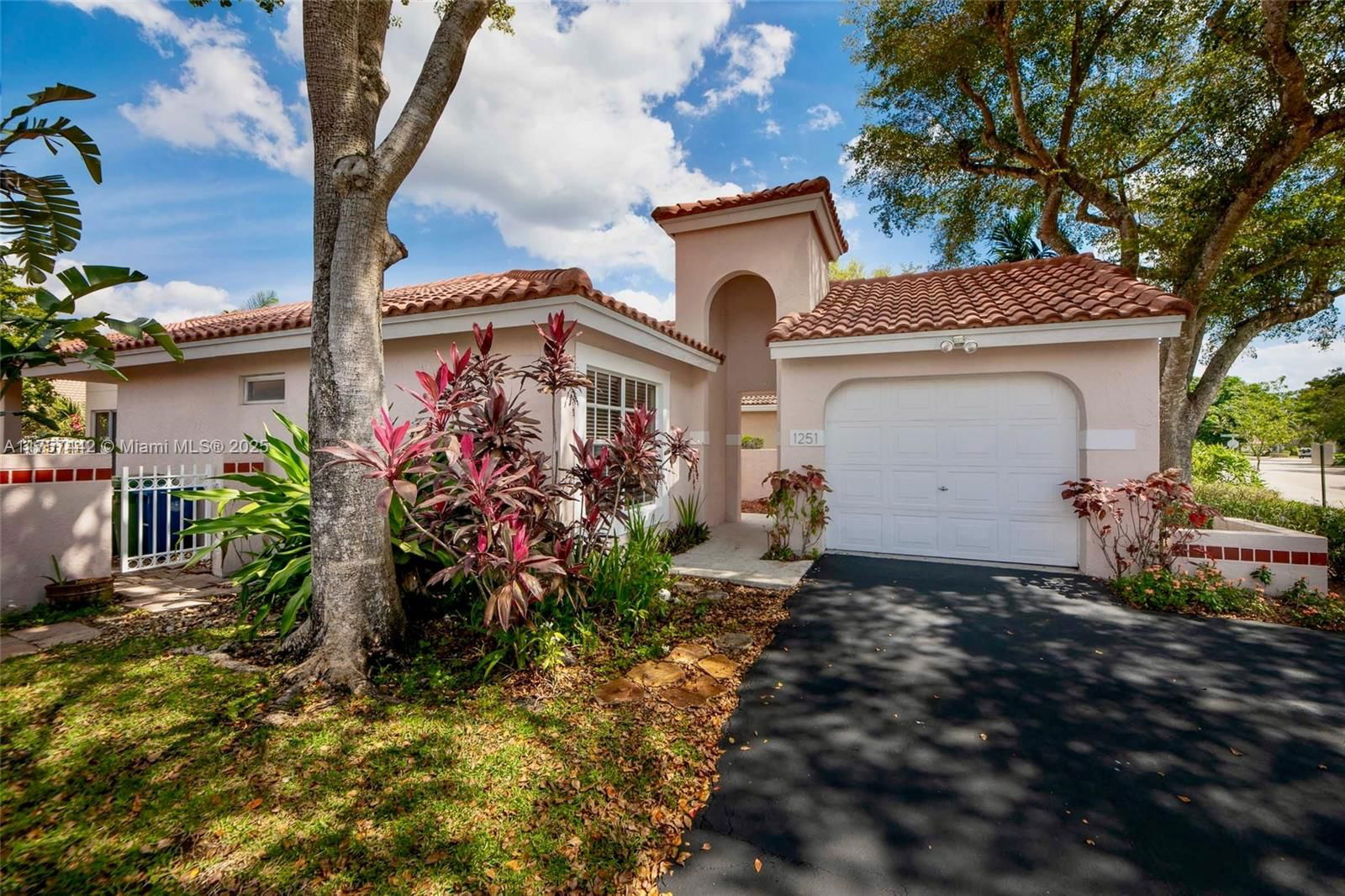 Real estate property located at 1251 Garden Rd, Broward, COUNTRY ISLES GARDEN HOME, Weston, FL