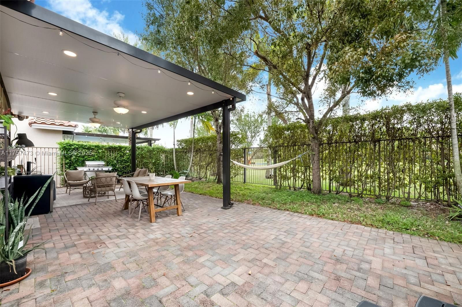 Real estate property located at 9936 10th St, Miami-dade, Fontainebleau West North, Miami, FL