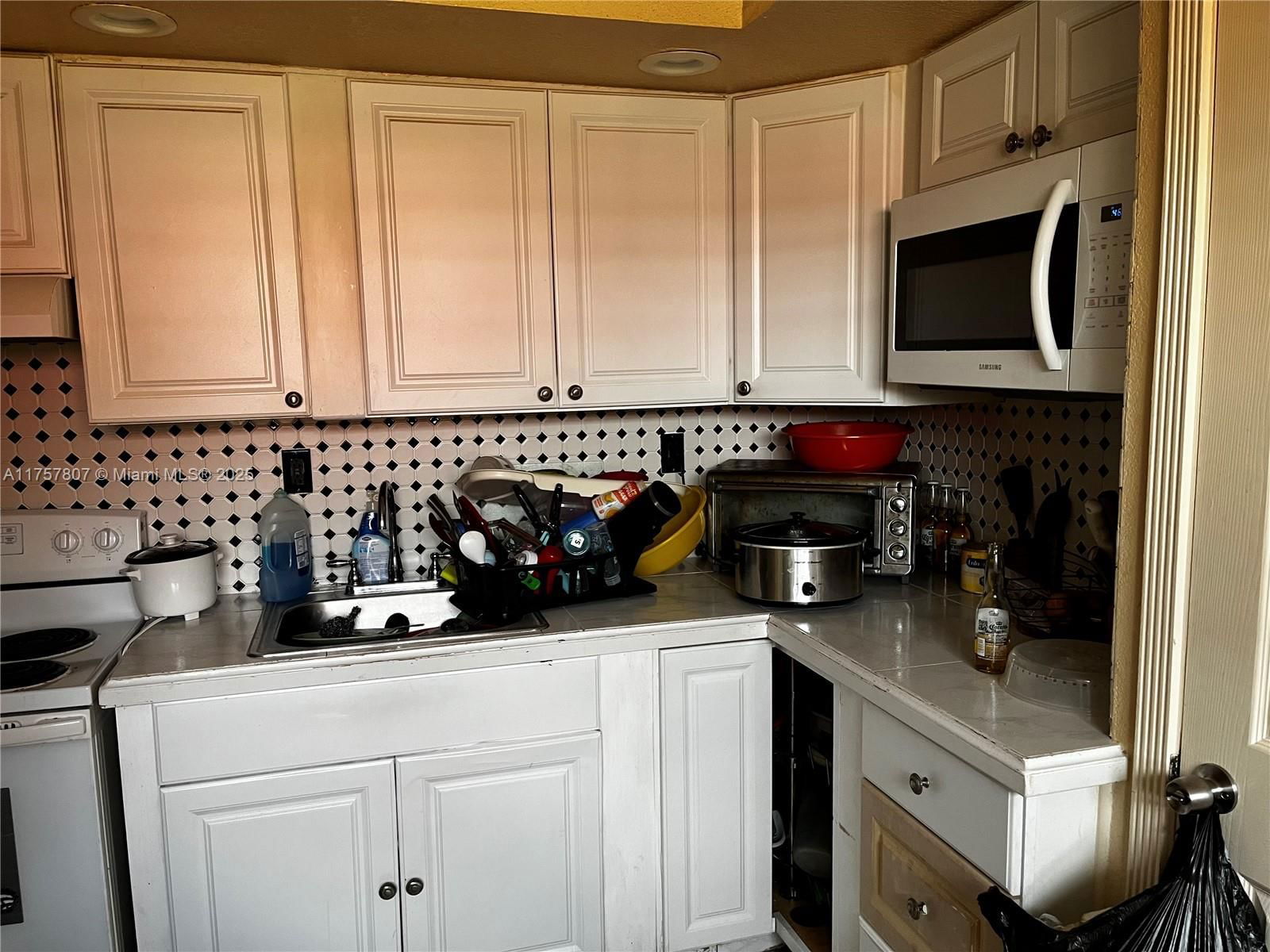 Real estate property located at 15721 40th Ct, Miami-dade, Venetian Gardens Acrespb, Miami Gardens, FL