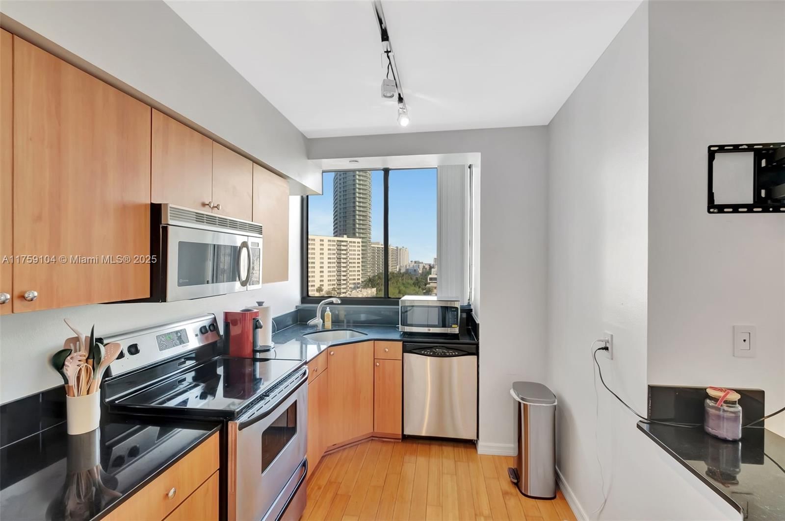Real estate property located at 1330 West Ave #909, Miami-dade, The Waverly At South Beac, Miami Beach, FL