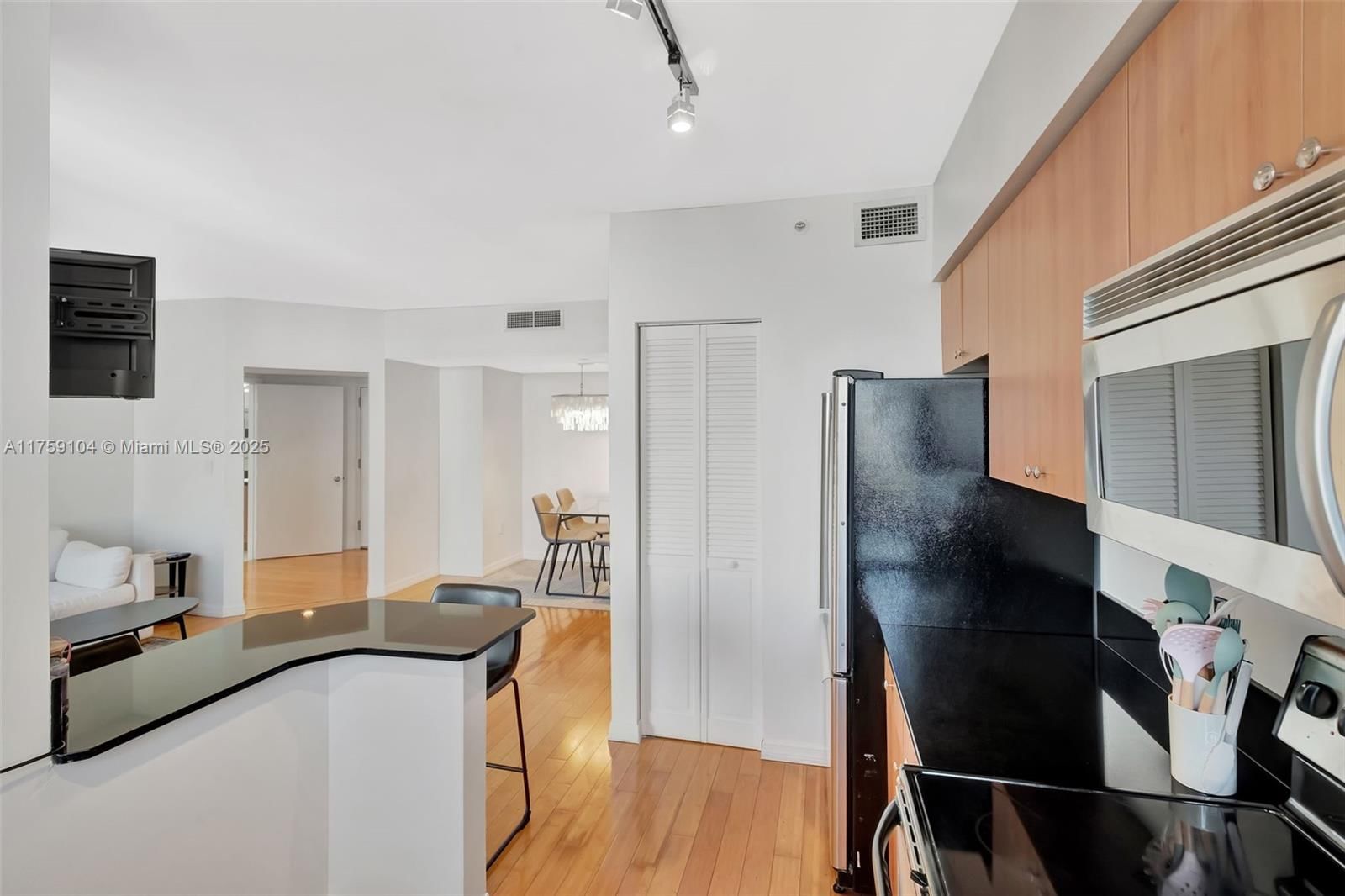Real estate property located at 1330 West Ave #909, Miami-dade, The Waverly At South Beac, Miami Beach, FL