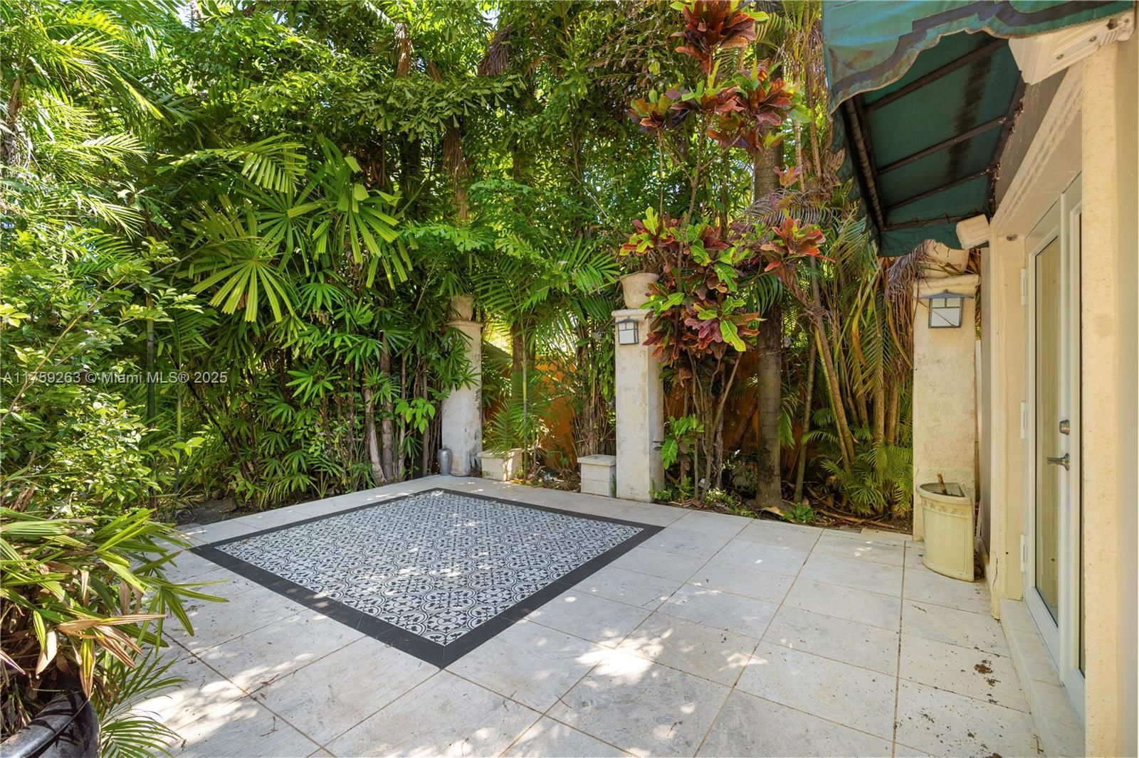 Real estate property located at 33 Royal Poinciana Blvd, Miami-dade, Rev Pl Sec 2 Cc Estates, Miami Springs, FL