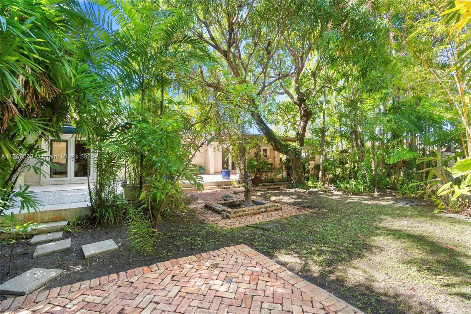 Real estate property located at 33 Royal Poinciana Blvd, Miami-dade, Rev Pl Sec 2 Cc Estates, Miami Springs, FL