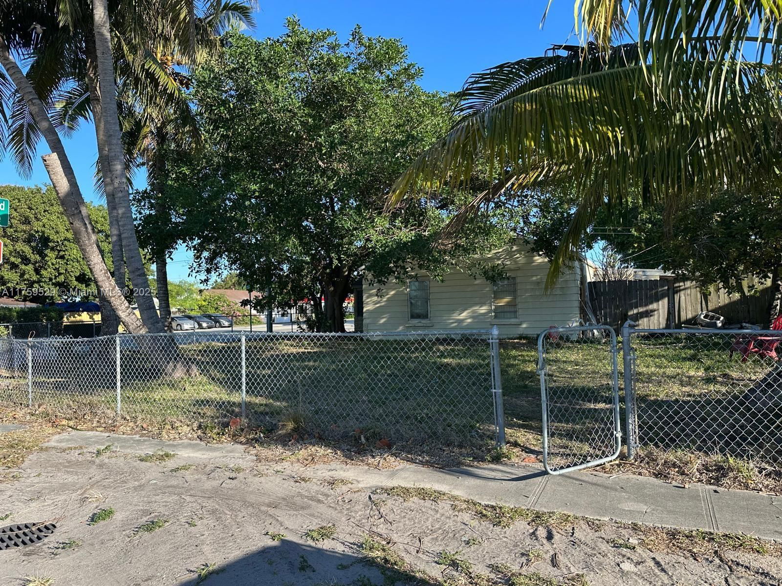 Real estate property located at 141 8th Ave, Miami-dade, 2nd Addn Essex Village, Hialeah, FL