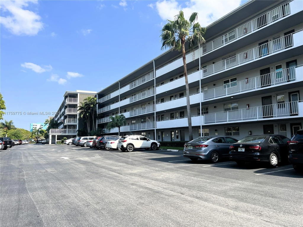 Real estate property located at 4800 Hillcrest Ln #512, Broward, Hillcrest Country Club Ap, Hollywood, FL