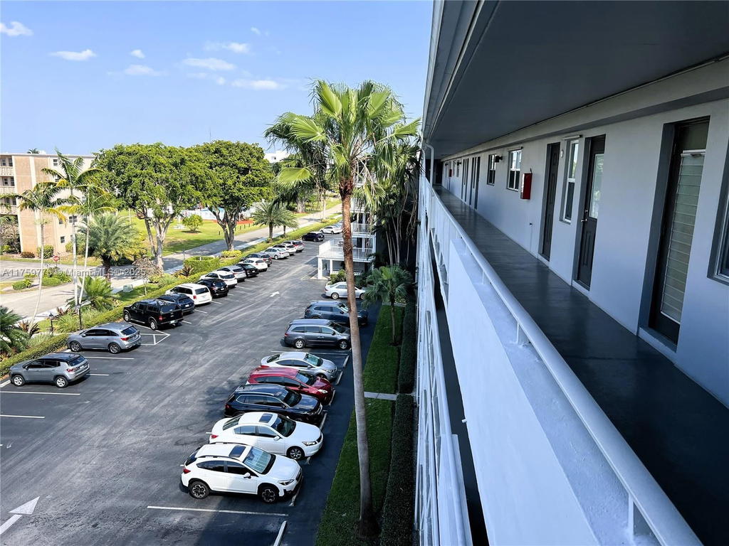 Real estate property located at 4800 Hillcrest Ln #512, Broward, Hillcrest Country Club Ap, Hollywood, FL