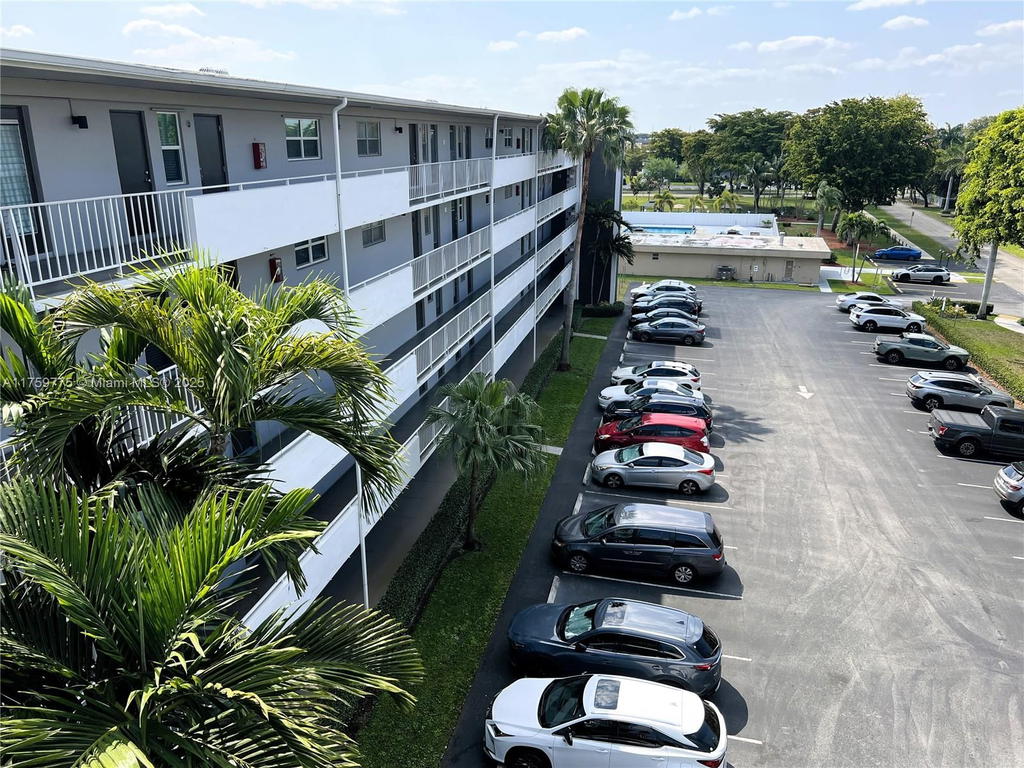 Real estate property located at 4800 Hillcrest Ln #512, Broward, Hillcrest Country Club Ap, Hollywood, FL
