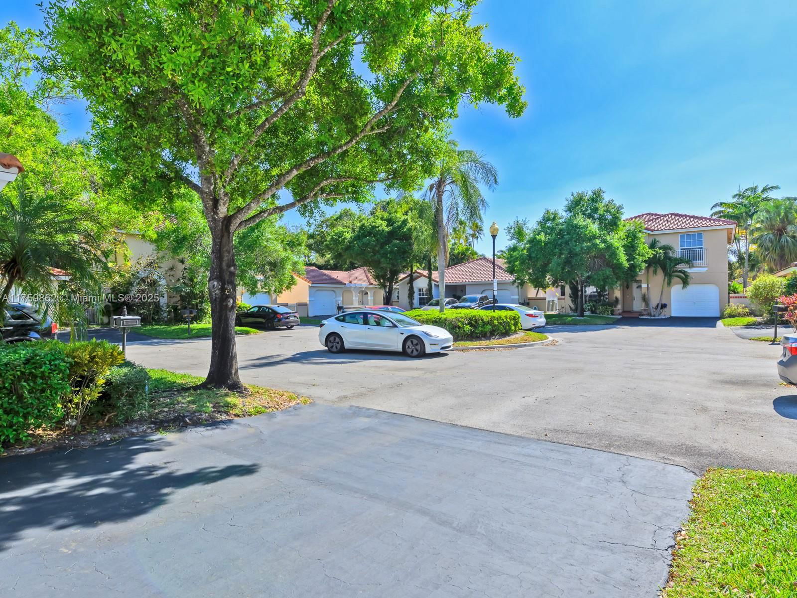 Real estate property located at 1363 Seagrape Cir, Broward, Country Isles Garden Home, Weston, FL