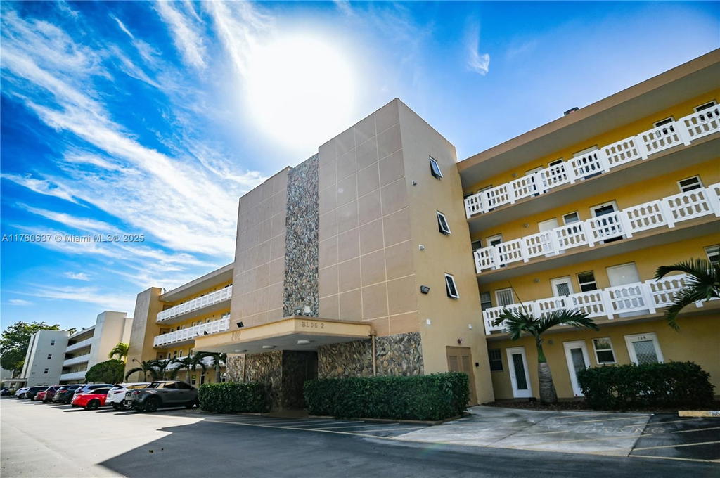 Real estate property located at 202 10th St #206, Broward, Meadowbrook Lakes Condo, Dania Beach, FL