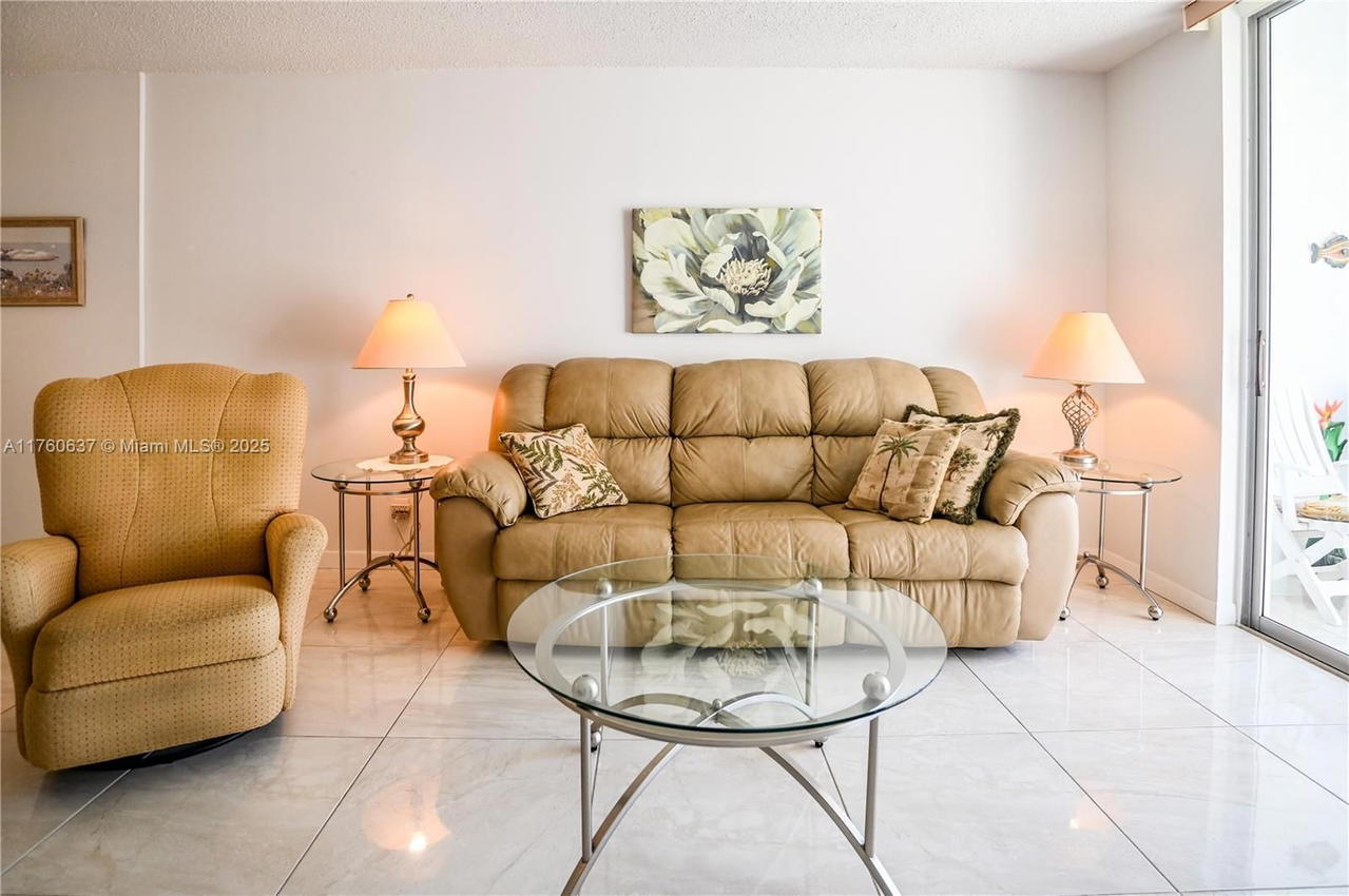 Real estate property located at 202 10th St #206, Broward, Meadowbrook Lakes Condo, Dania Beach, FL