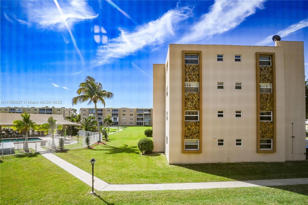Real estate property located at 202 10th St #206, Broward, Meadowbrook Lakes Condo, Dania Beach, FL