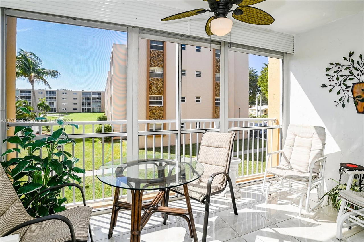 Real estate property located at 202 10th St #206, Broward, Meadowbrook Lakes Condo, Dania Beach, FL