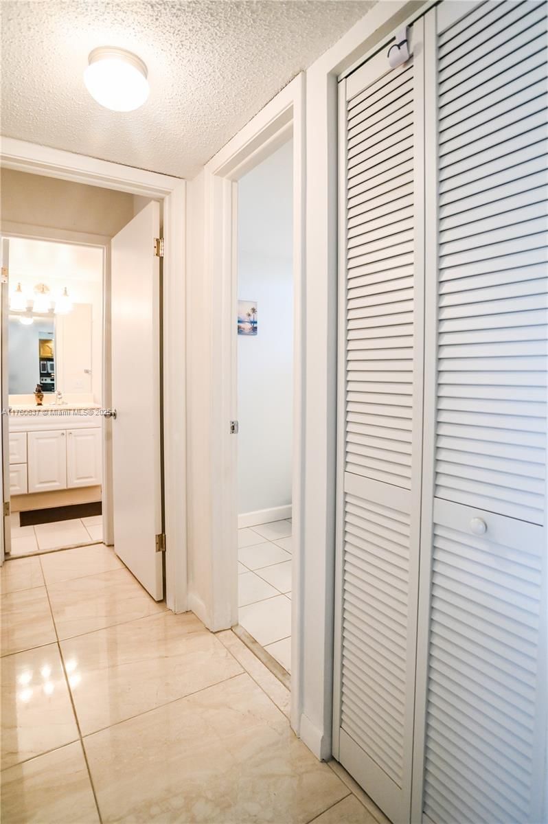 Real estate property located at 202 10th St #206, Broward, Meadowbrook Lakes Condo, Dania Beach, FL
