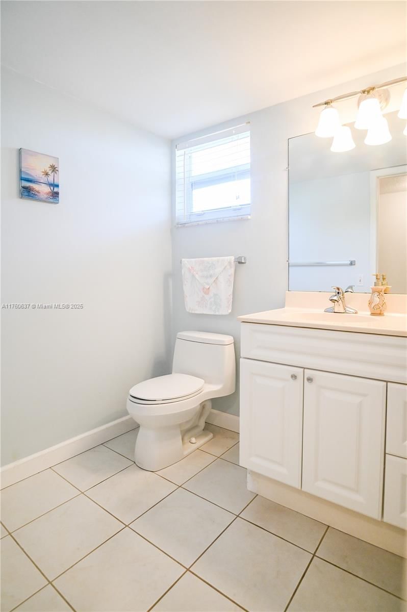 Real estate property located at 202 10th St #206, Broward, Meadowbrook Lakes Condo, Dania Beach, FL