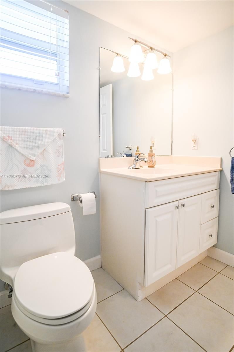 Real estate property located at 202 10th St #206, Broward, Meadowbrook Lakes Condo, Dania Beach, FL