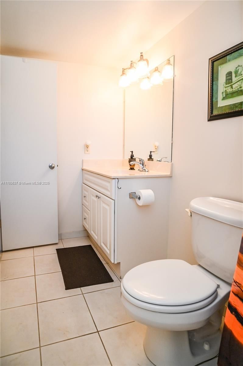 Real estate property located at 202 10th St #206, Broward, Meadowbrook Lakes Condo, Dania Beach, FL