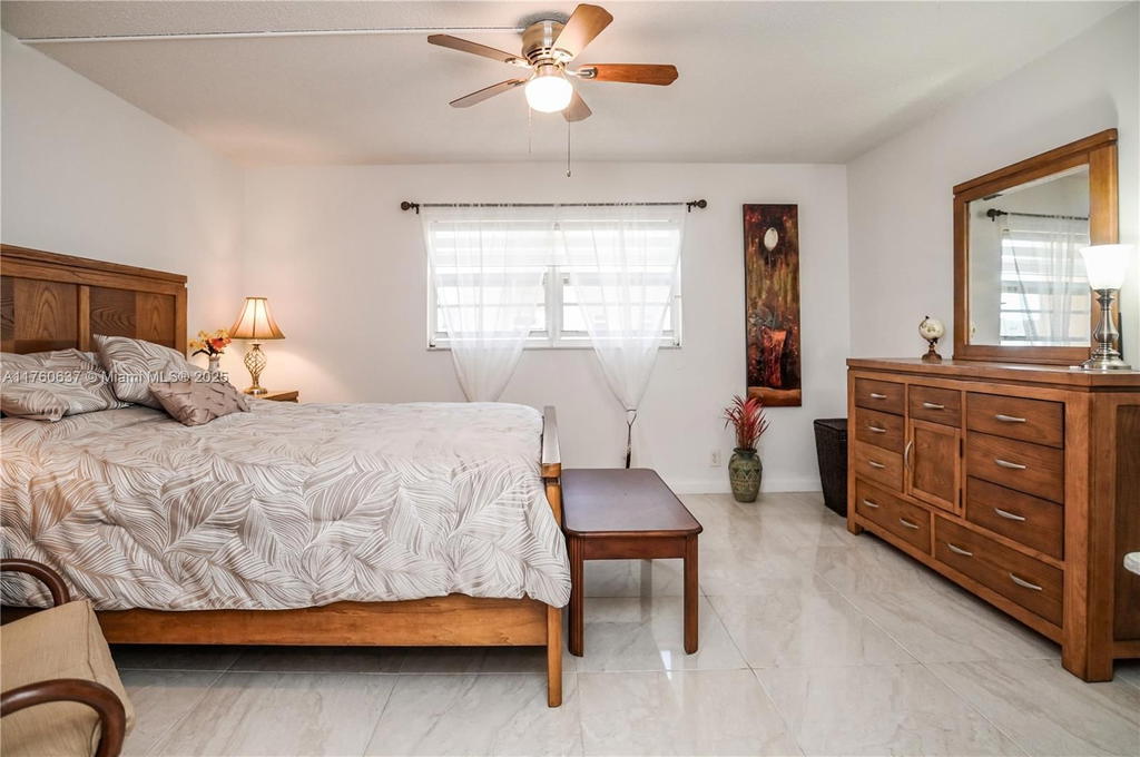 Real estate property located at 202 10th St #206, Broward, Meadowbrook Lakes Condo, Dania Beach, FL