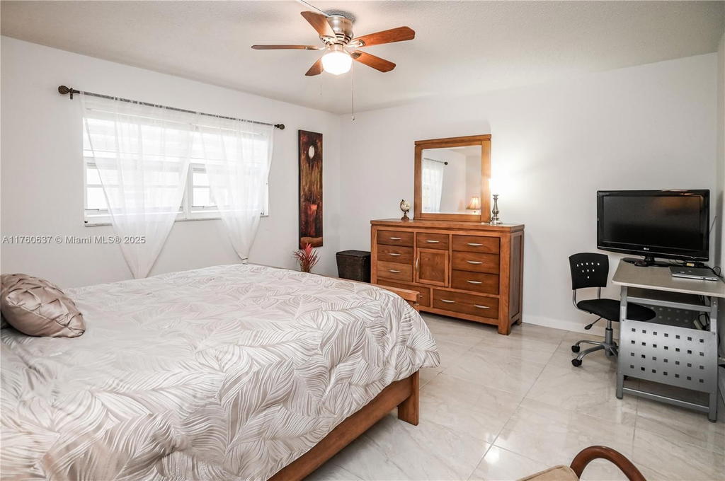 Real estate property located at 202 10th St #206, Broward, Meadowbrook Lakes Condo, Dania Beach, FL