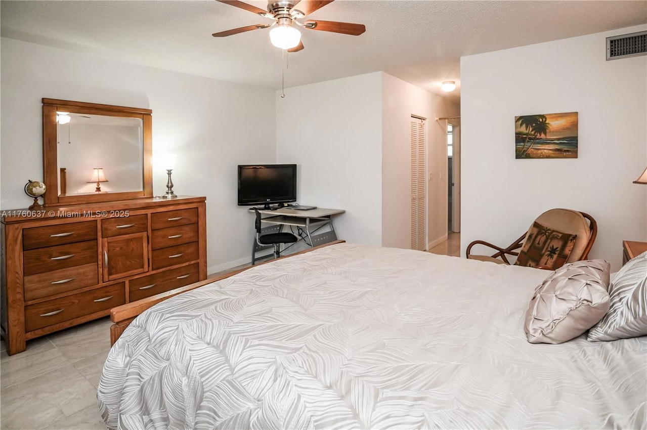 Real estate property located at 202 10th St #206, Broward, Meadowbrook Lakes Condo, Dania Beach, FL