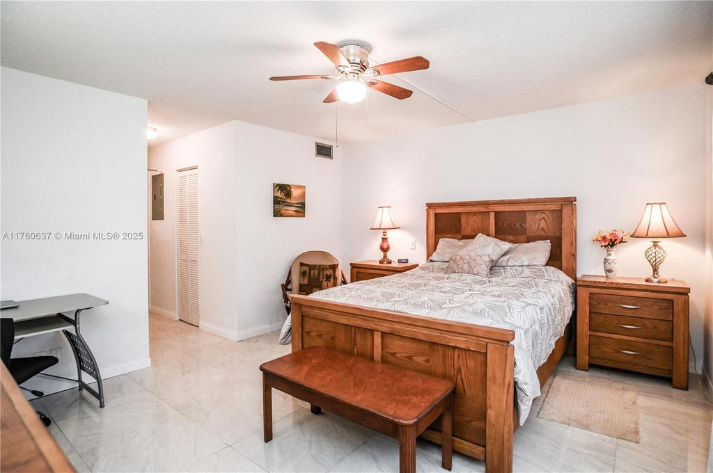 Real estate property located at 202 10th St #206, Broward, Meadowbrook Lakes Condo, Dania Beach, FL