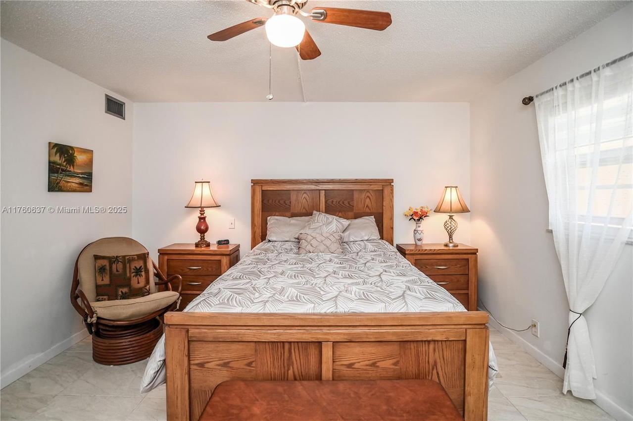 Real estate property located at 202 10th St #206, Broward, Meadowbrook Lakes Condo, Dania Beach, FL