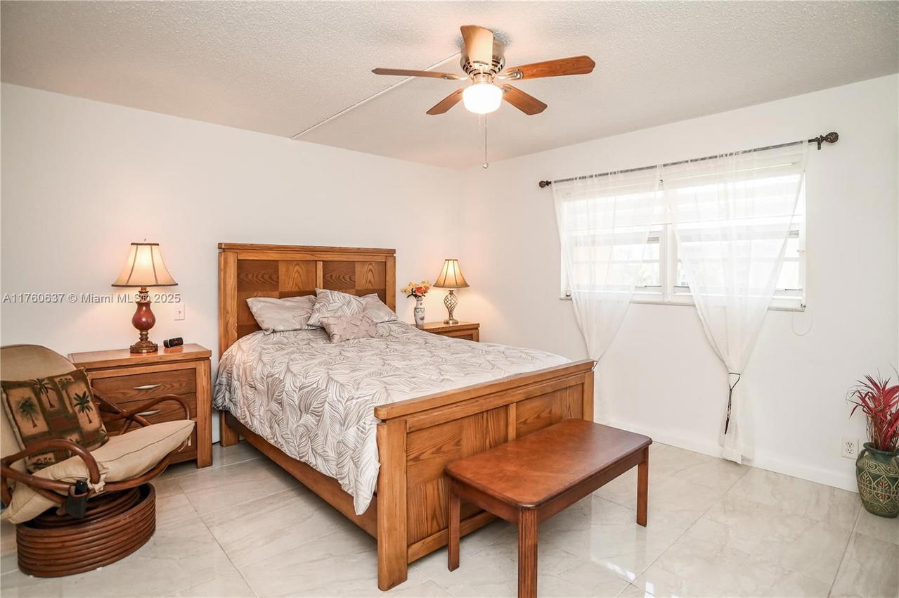 Real estate property located at 202 10th St #206, Broward, Meadowbrook Lakes Condo, Dania Beach, FL