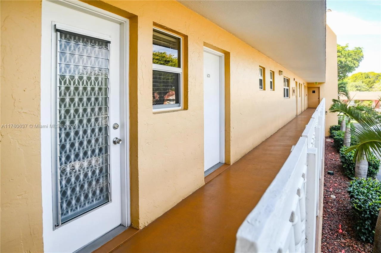 Real estate property located at 202 10th St #206, Broward, Meadowbrook Lakes Condo, Dania Beach, FL