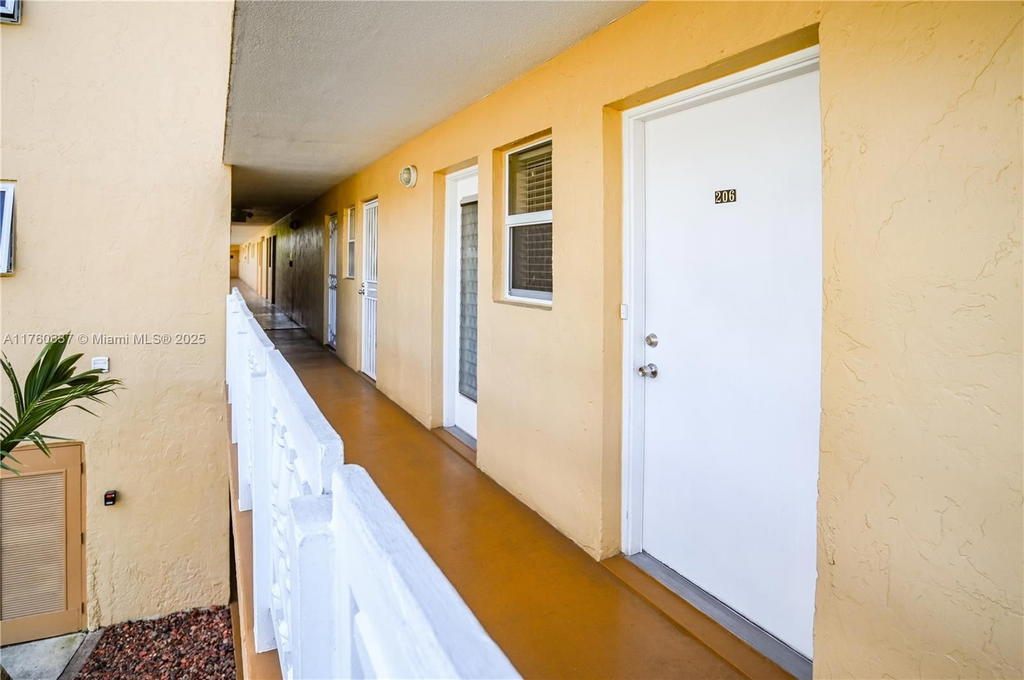 Real estate property located at 202 10th St #206, Broward, Meadowbrook Lakes Condo, Dania Beach, FL