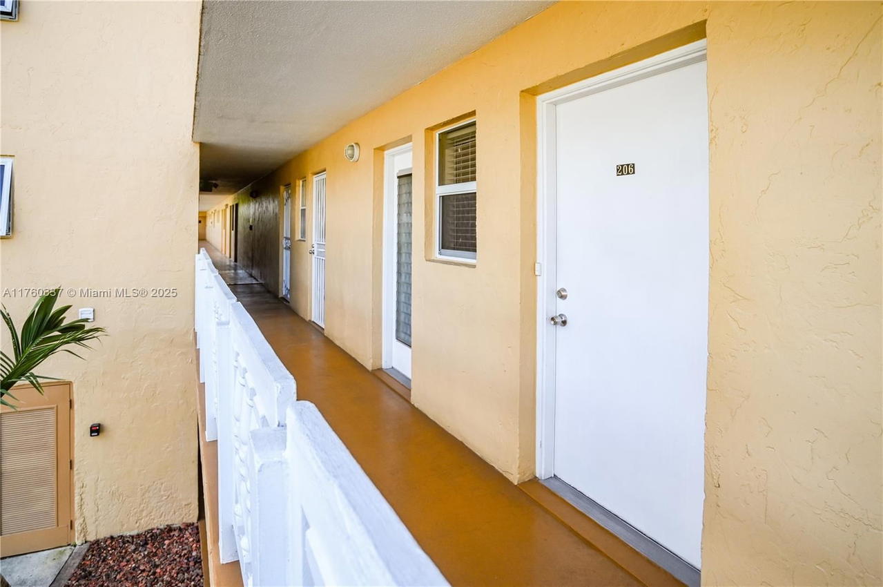 Real estate property located at 202 10th St #206, Broward, Meadowbrook Lakes Condo, Dania Beach, FL