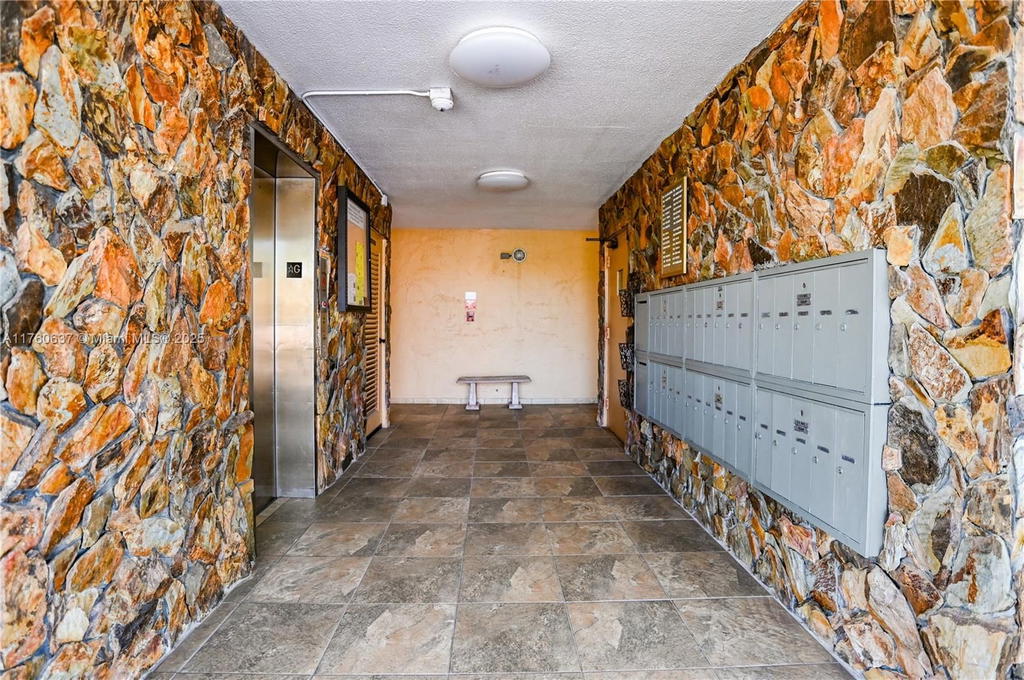 Real estate property located at 202 10th St #206, Broward, Meadowbrook Lakes Condo, Dania Beach, FL