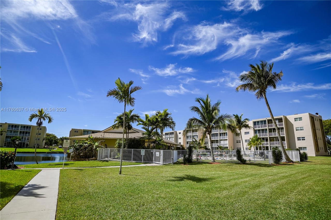 Real estate property located at 202 10th St #206, Broward, Meadowbrook Lakes Condo, Dania Beach, FL