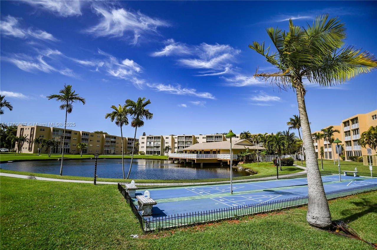Real estate property located at 202 10th St #206, Broward, Meadowbrook Lakes Condo, Dania Beach, FL