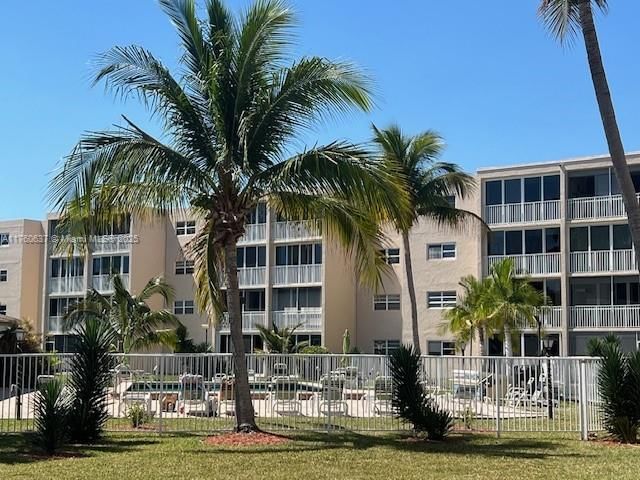 Real estate property located at 202 10th St #206, Broward, Meadowbrook Lakes Condo, Dania Beach, FL