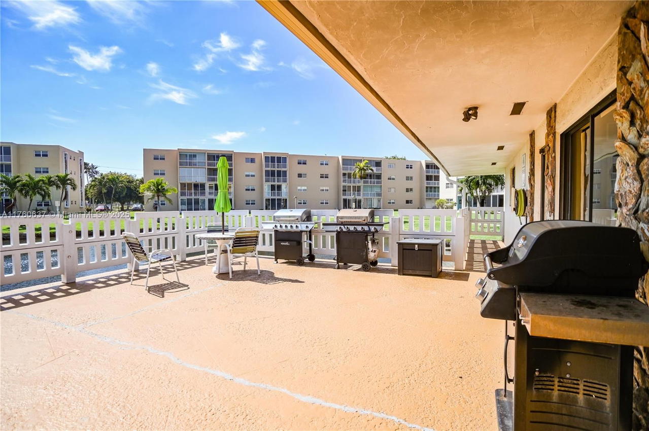 Real estate property located at 202 10th St #206, Broward, Meadowbrook Lakes Condo, Dania Beach, FL
